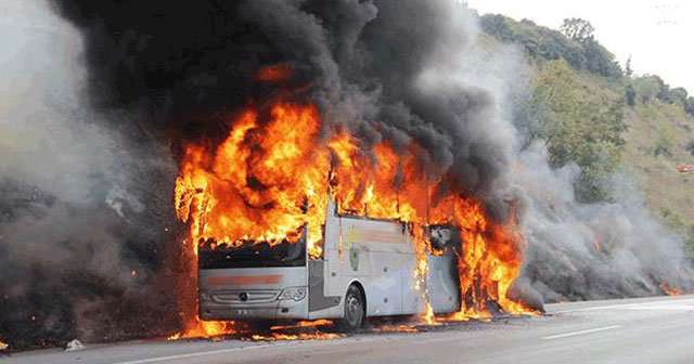 İçinde 32 yolcu bulunan otobüs alev alev yandı