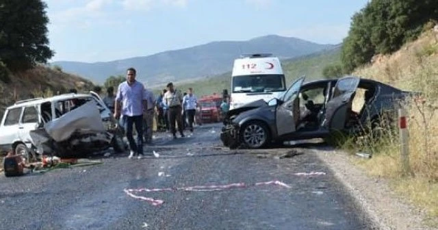 İki otomobil kafa kafaya çarpıştı, 3 ölü, 6 yaralı