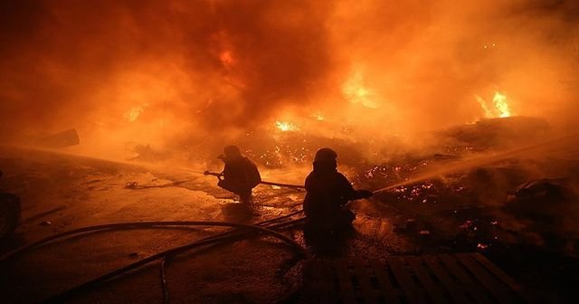 İstanbul&#039;da hurda deposunda yangın çıktı