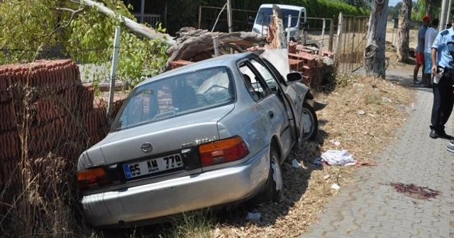 İzmir'de otomobil ağaca çarptı, 4 yaralı