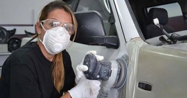 Kadın kaporta ustası görenleri şaşırtıyor