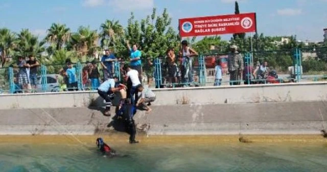 Kanala düşen topunu almak isterken boğuldu