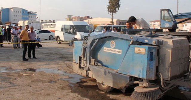 Minik çocuk yol süpürme aracının içinde öldü