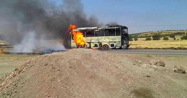 PKK yol kesti, araçları ateşe verdi