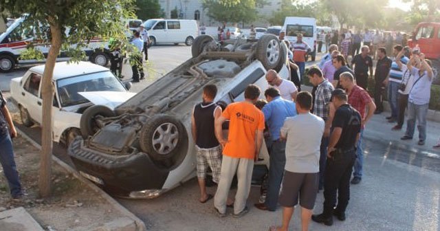 Polis aracı ile otomobil çarpıştı