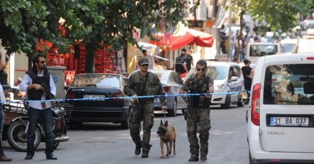 Polislere saldıran kişi göğsünden vuruldu