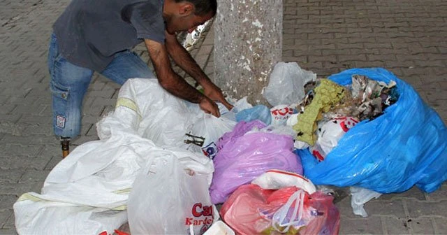 Protez bacakla kağıt topluyor