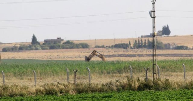 PYD sınır hattına hendek kazıyor