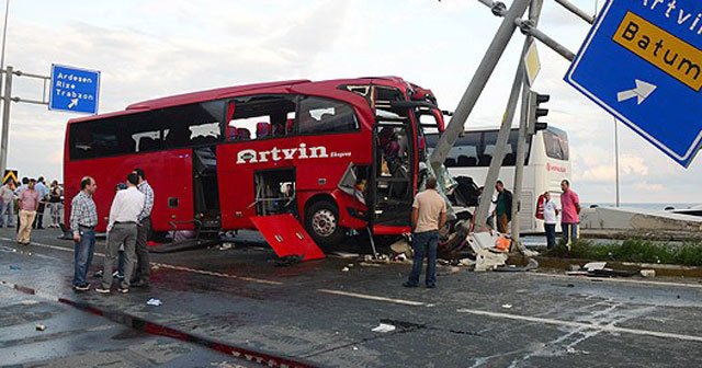 Rize&#039;de otobüs ile otomobil çarpıştı, 1 ölü, 36 yaralı