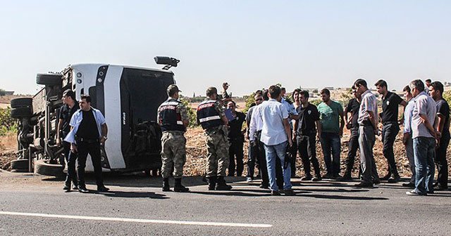 Şanlıurfa&#039;da çevik kuvvet otobüsü devrildi, 4 yaralı