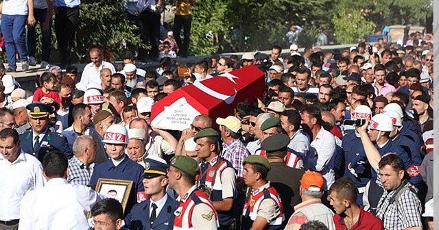 Şehit uzman onbaşı Ünal&#039;ın cenazesi toprağa verildi