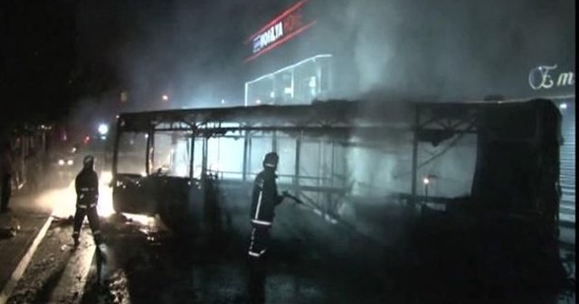 Terör örgütü yandaşları Ataşehir&#039;de özel halk otobüsü yaktı