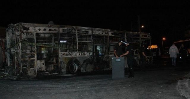 Teröristler seyir halindeki otobüsü yaktı