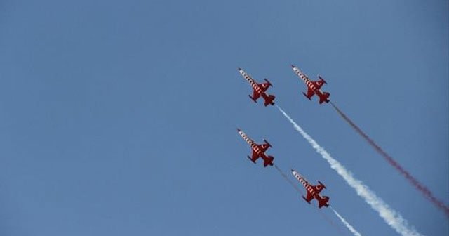 Türk Yıldızları’ndan nefes kesen gösteri