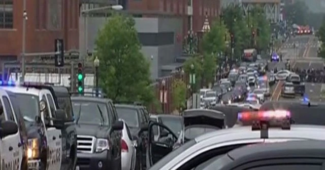 Washington’daki tersane binası önünde hareketli saatler