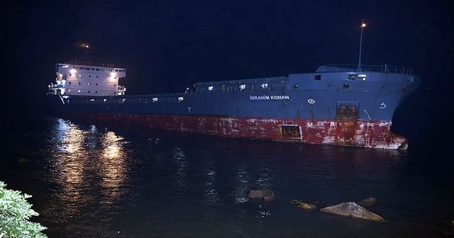 Yük gemisi Çanakkale Boğazı&#039;nda karaya oturdu