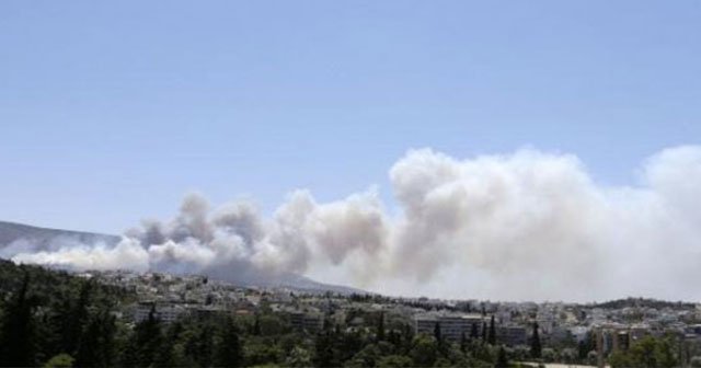 Yunanistan&#039;da 3 ayrı yerde orman yangını başladı