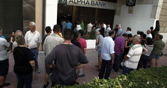 Yunanistan’da emekliler bankalara akın etti