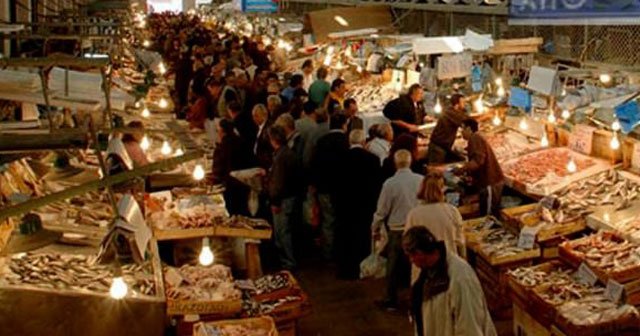 Yunanistan&#039;da halk panik içinde alışverişe yöneldi