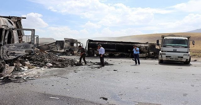 Ağrı&#039;da teröristler 5 TIR&#039;ı ateşe verdi