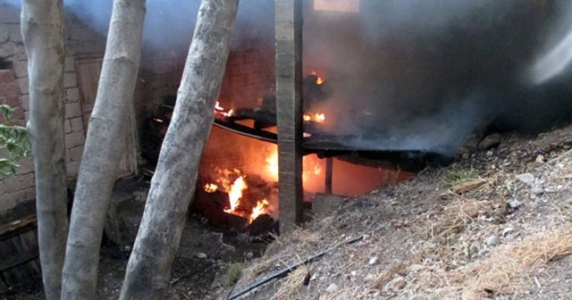 Ahşap ev kül olmaktan son anda kurtarıldı