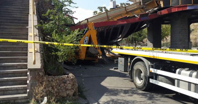 Ankara'da üst geçit çöktü