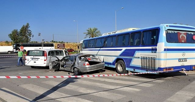 Antalya&#039;da otobüs ile otomobil çarpıştı, 5 ölü, 1 yaralı