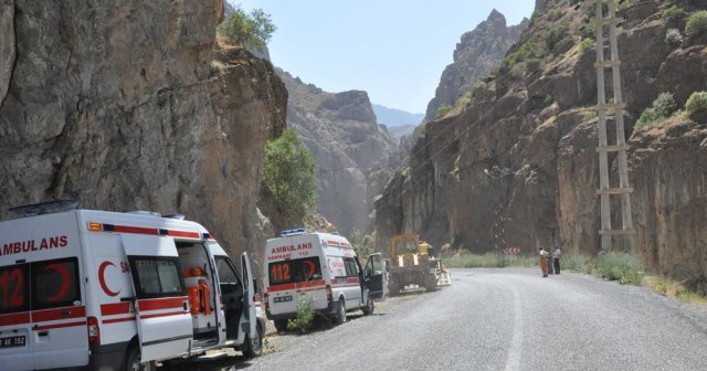 Askeri aracın geçişi sırasında patlama, 2 asker yaralı