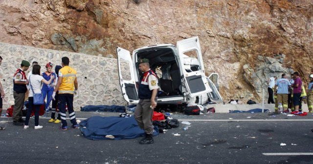 Balıkesir'de katliam gibi kaza, 9 ölü, 30 yaralı