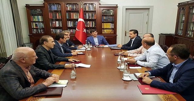 Başbakan Davutoğlu, Bahçeli ile görüşme öncesi toplantı yaptı