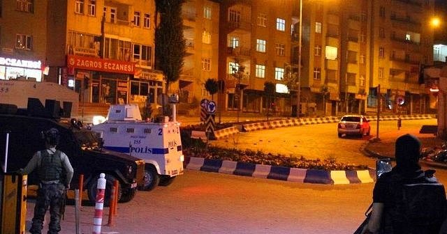 Bitlis&#039;te jandarma ve emniyet binalarına saldırı