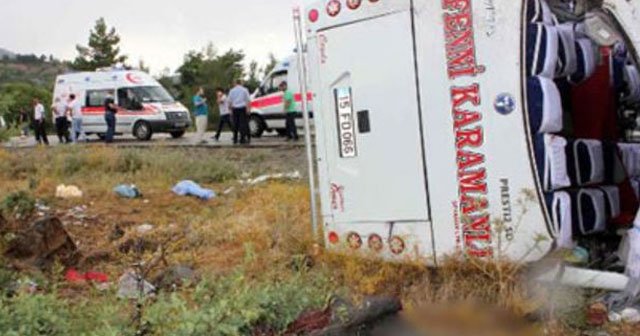 Burdur'da midibüs devrildi, 2 ölü, 11 yaralı