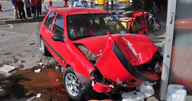 Bursa&#039;da otomobil petrol istasyonuna daldı