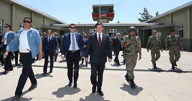 Davutoğlu Dağ Hudut Karakolu&#039;nu ziyaret etti