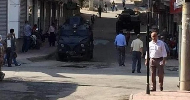 Diyarbakır'da Hendek kapatan polislere saldırı