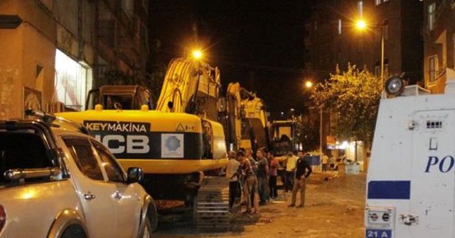 Diyarbakır&#039;da PKK&#039;lılarla polis çatıştı, 2 kişi yaralandı