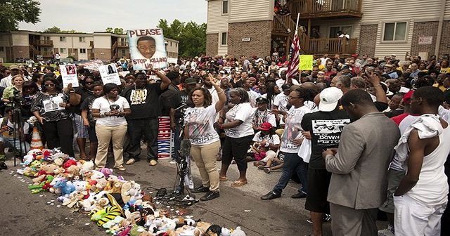 Ferguson gösterilerinde polise ateş açıldı