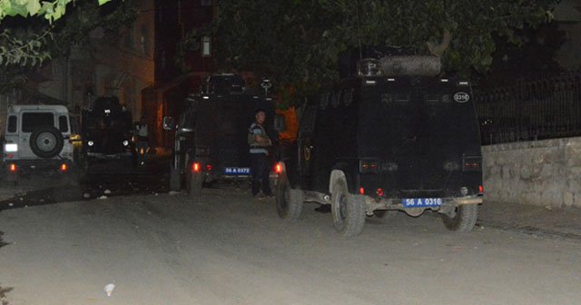 Hakkari&#039;de polis lojmanlarına bombalı saldırı