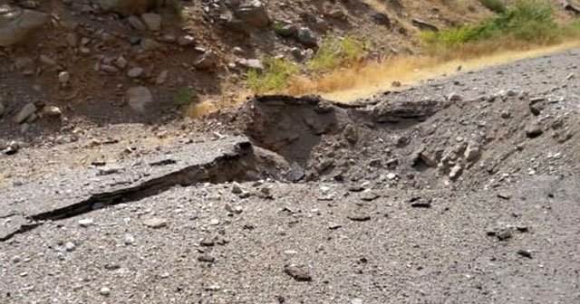 Hakkari&#039;de yola döşenen bomba patladı