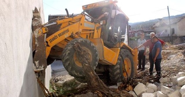 Hatay&#039;da freni boşalan kepçe eve girdi