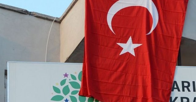 HDP binasına Türk Bayrağı astılar