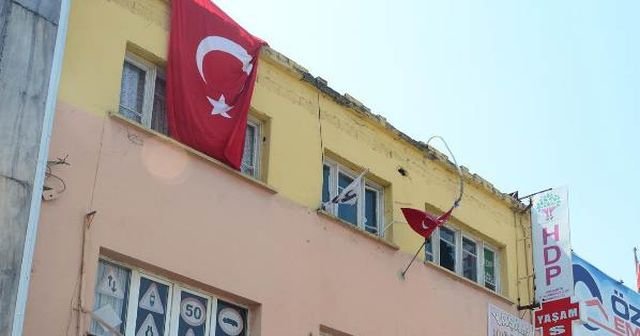 HDP il binasına Türk Bayrağı astılar