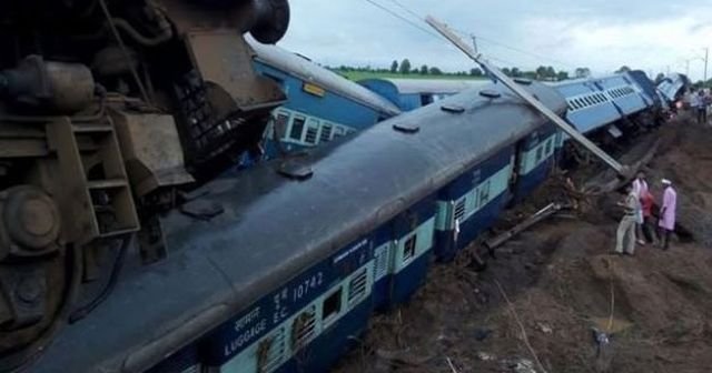 Hindistan&#039;da feci tren kazası, en az 27 ölü var