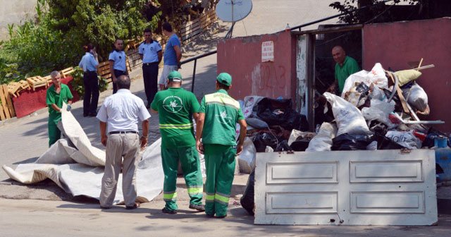 İhbar ettiği kardeşinin çöp evini temizledi