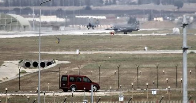 İncirlik'te uçakların biri inerken biri kalktı