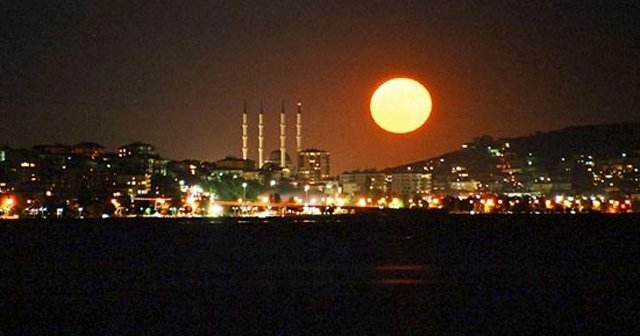 İstanbul&#039;da dolunay bir ay içerisinde ikinci kez göründü