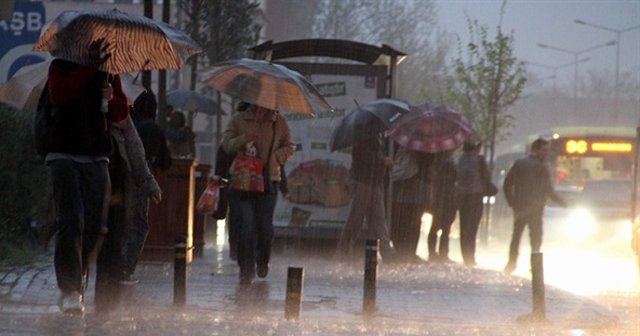 İstanbul&#039;da sağanak yağmur başladı