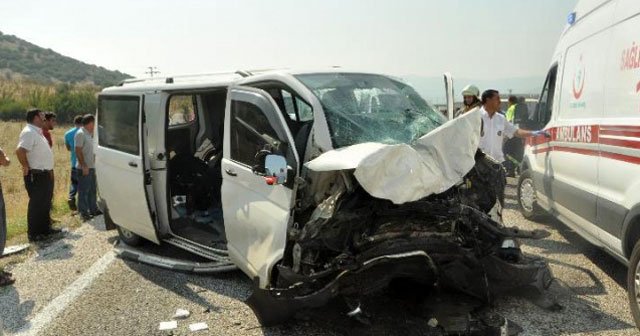 İzmir&#039;de feci kaza, 4 ölü, 6 yaralı