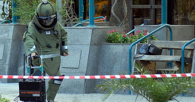 İzmir&#039;de polis merkezi önüne bırakılan paketten bomba çıktı