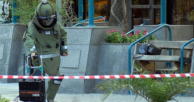 İzmir'de polis merkezi önüne bırakılan paketten bomba çıktı